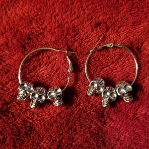 💀NWT Skull hoop earrings 💀